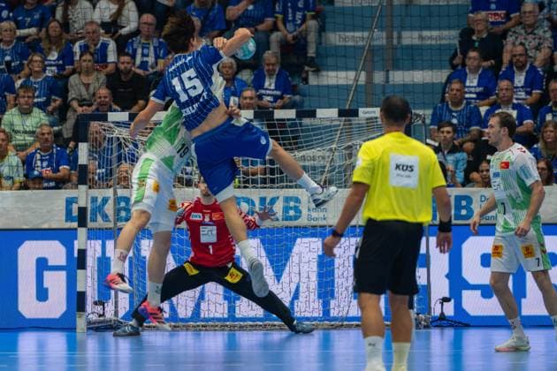 Miro Schluroff, Rueckraum, (VfL Gummersbach 15), g1 VfL Gummersbach vs. SC Magdeburg, Opel Handball Bundesliga, Herren , 1. Spieltag, 30.08.2026 Gummersbach NRW Deutschland