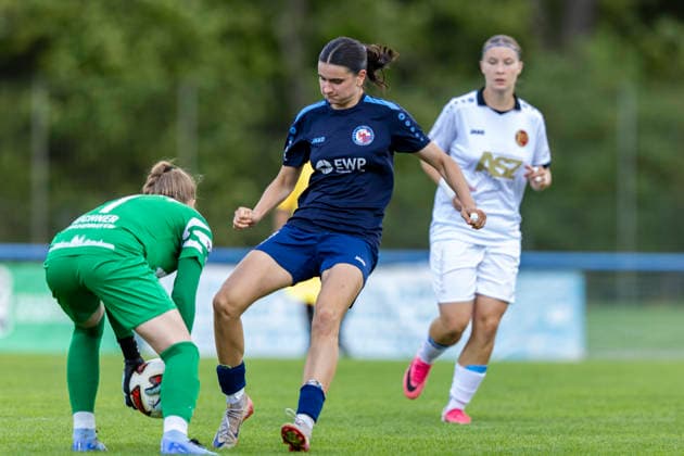 Regionalliga Nordost Frauen: 1. FFC Turbine Potsdam II vs. 1. FFV Erfurt; Potsdam; 30.08.2026 Helene Duwe ( 11; 1. FFC Turbine Potsdam II) gegen Anne Büchner ( 1; 1. FFV Erfurt) Regionalliga Nordost Frauen: 1. FFC Turbine Potsdam II vs. 1. FFV Erfurt; Sportforum Potsdam Waldstadt Schlaatz; 30.08.2026 Copyright: xBEAUTIFULxSPORTS Duehringx