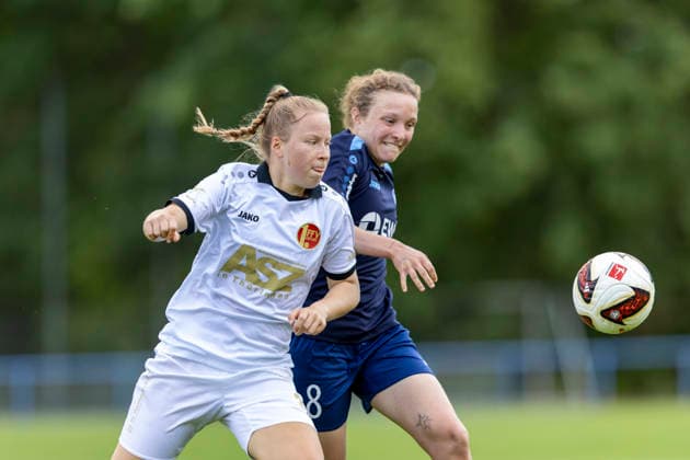 Regionalliga Nordost Frauen: 1. FFC Turbine Potsdam II vs. 1. FFV Erfurt; Potsdam; 30.08.2026 Karline Gibowsky ( 26; 1. FFV Erfurt) gegen Luna Alma Windsperger ( 8; 1. FFC Turbine Potsdam II) Regionalliga Nordost Frauen: 1. FFC Turbine Potsdam II vs. 1. FFV Erfurt; Sportforum Potsdam Waldstadt Schlaatz; 30.08.2026 Copyright: xBEAUTIFULxSPORTS Duehringx