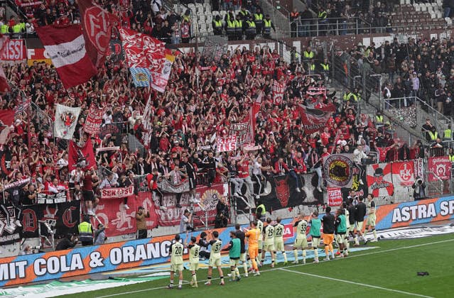 Die Kaiserslauternfans feiern ihr Team Fussball, 2.Liga, Saison 2026-2027 Herren, FC St.Pauli gegen 1.FC kaiserslautern, 1-2 DFL REGULATIONS PROHIBIT ANY USE OF PHOTOGRAPHS AS IMAGE SEQUENCES AND OR QUASI-VIDEO. *** Kaiserslautern fans celebrate their team: Soccer, 2nd Division, 2026–2027 Men s Season, FC St. Pauli vs. 1. FC Kaiserslautern, 1–2. DFL regulations prohibit any use of photographs as image sequences and or quasi-video.