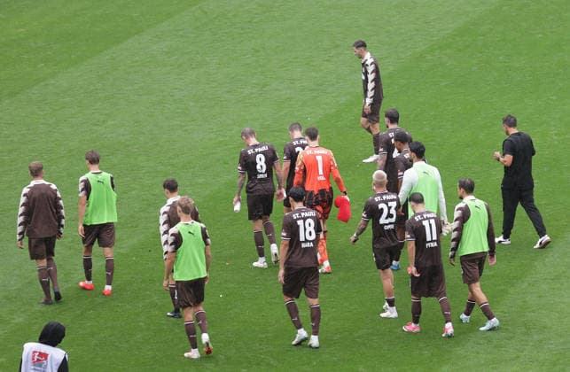 Trainer Marcel Rapp (St.Pauli) und sein Team enttaeuscht Fussball, 2.Liga, Saison 2026-2027 Herren, FC St.Pauli gegen 1.FC kaiserslautern, 1-2 DFL REGULATIONS PROHIBIT ANY USE OF PHOTOGRAPHS AS IMAGE SEQUENCES AND OR QUASI-VIDEO. *** Coach Marcel Rapp, St. Pauli, and his team disappoint; Soccer, 2nd Division, 2026–2027 Men’s Season, FC St. Pauli vs. 1. FC Kaiserslautern, 1–2. DFL regulations prohibit any use of photographs as image sequences and or quasi-video.