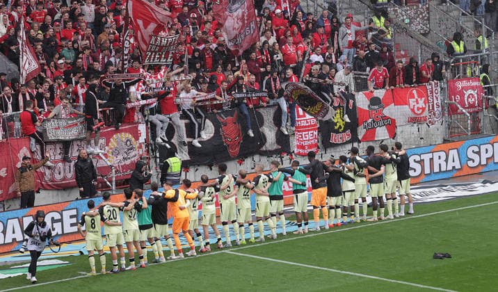 Die Fans aus Kaiserslautern feiern mit ihrem team Fussball, 2.Liga, Saison 2026-2027 Herren, FC St.Pauli gegen 1.FC kaiserslautern, 1-2 DFL REGULATIONS PROHIBIT ANY USE OF PHOTOGRAPHS AS IMAGE SEQUENCES AND OR QUASI-VIDEO. *** Fans from Kaiserslautern celebrate with their soccer team, 2nd Division, 2026–2027 season, men s division, FC St. Pauli vs. 1. FC Kaiserslautern, 1–2. DFL regulations prohibit any use of photographs as image sequences and or quasi-video.