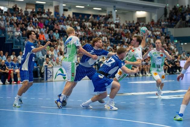 Magnus Saugstrup, Kreislaeufer, (SC Magdeburg 23), Kristjan Horžen, Kreislaeufer, (VfL Gummersbach 27), Tom Kiesler, Rueckraum, (VfL Gummersbach 30), VfL Gummersbach vs. SC Magdeburg, Opel Handball Bundesliga, Herren , 1. Spieltag, 30.08.2026 Gummersbach NRW Deutschland