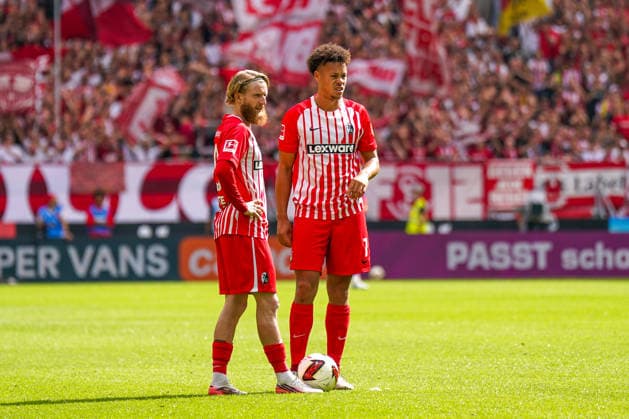 Deutschland: Fussball Bundesliga Saison 2026 - 2027, 1. Spieltag - SC Freiburg vs Werder Bremen - Europa Park Stadion (Freiburg): Derry Scherhant (SC Freiburg, 7) Niklas Beste (SC Freiburg, 19) *** German Soccer Bundesliga 2026–2027 Season, Matchday 1: SC Freiburg vs. Werder Bremen at Europa-Park Stadium, Freiburg; Derry Scherhant (SC Freiburg), 7; Niklas Beste (SC Freiburg), 19 Copyright: xJOERANxSTEINSIEKx