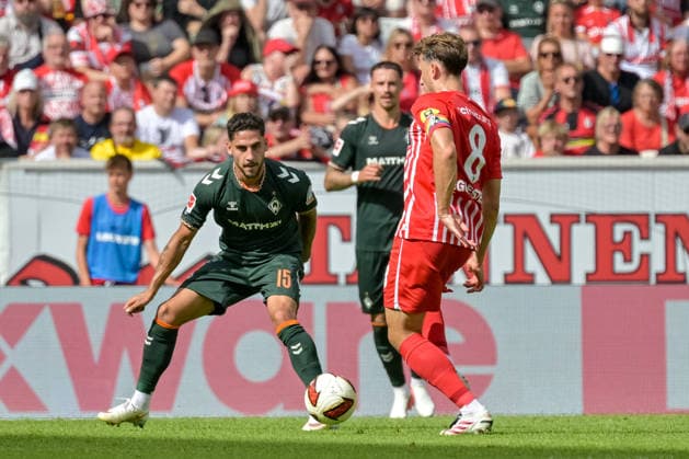 Maximilian Eggestein (SC Freiburg, 08) am Ball vor Ludovit Reis (SV Werder Bremen, 15) GER, SC Freiburg vs Werder Bremen, Fussball, Bundesliga, 1. Spieltag, Saison 2026 2027, 30.08.2026 DFL DFB REGULATIONS PROHIBIT ANY USE OF PHOTOGRAPHS AS IMAGE SEQUENCES AND OR QUASI-VIDEO GER, SC Freiburg vs Werder Bremen, Fussball, Bundesliga, 1. Spieltag, Saison 2026 2027, 30.08.2026 Freiburg *** Maximilian Eggestein (SC Freiburg), No. 08, with the ball in front of Ludovit Reis (SV Werder Bremen), No. 15, GER, SC Freiburg vs. Werder Bremen, Soccer, Bundesliga, Matchday 1, 2026–2027 Season, August 30, 2026 DFL DFB regulations prohibit any use of photographs as image sequences and or quasi-video GER, SC Freiburg vs. Werder Bremen, Soccer, Bundesliga, Matchday 1, 2026–2027 season, August 30, 2026, Freiburg Copyright: xEibner-Pressefotox EP_THS