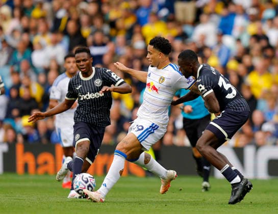 Leeds, England, 30th August 2026. Noah Okafor of Leeds United and Michael Kayode of Brentford (r) during the Leeds United vs Brentford Premier League match at Elland Road, Leeds. Picture credit should read: James Baylis Sportimage EDITORIAL USE ONLY. No use with unauthorised audio, video, data, fixture lists, club league logos or live services. Online in-match use limited to 120 images, no video emulation. No use in betting, games or single club league player publications. SPI_022_JB_Leeds_Brentford SPI-4950-0022