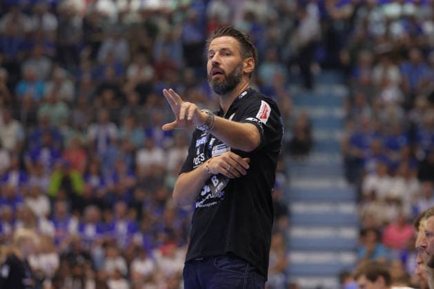 30.08.2026, xtgx, Handball Opel HBL, VfL Gummersbach - SC Magdeburg emspor, v.l. Bennet Wiegert (Magdeburg, Trainer) gibt Anweisungen, gestikuliert mit den Armen, gesticulate, gives instructions Gummersbach