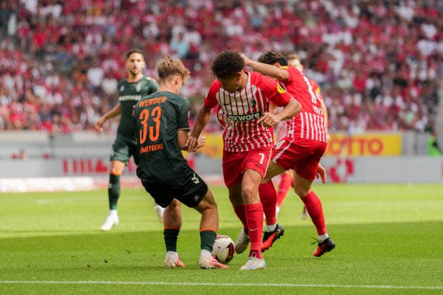 1. Bundesliga: SC Freiburg vs SV Werder Bremen, 30.08.2026 Kampf um den Ball zwischen Mick Schmetgens (SV Werder Bremen, 33) und Derry Scherhant (SC Freiburg, 7) 1. Bundesliga: SC Freiburg vs SV Werder Bremen, Europa-Park-Stadion, 30.08.2026 DFB DFL REGULATIONS PROHIBIT ANY USE OF PHOTOGRAPHS AS IMAGE SEQUENCES AND OR QUASI-VIDEO. *** 1 Bundesliga: SC Freiburg vs. SV Werder Bremen, August 30, 2026. A battle for the ball between Mick Schmetgen of SV Werder Bremen (33) and Derry Scherhant of SC Freiburg (7). 1 Bundesliga: SC Freiburg vs. SV Werder Bremen, Europa-Park Stadium, August 30, 2026 DFB and DFL regulations prohibit any use of photographs as image sequences and or quasi-video u009D Copyright: xBEAUTIFULxSPORTS Boscox