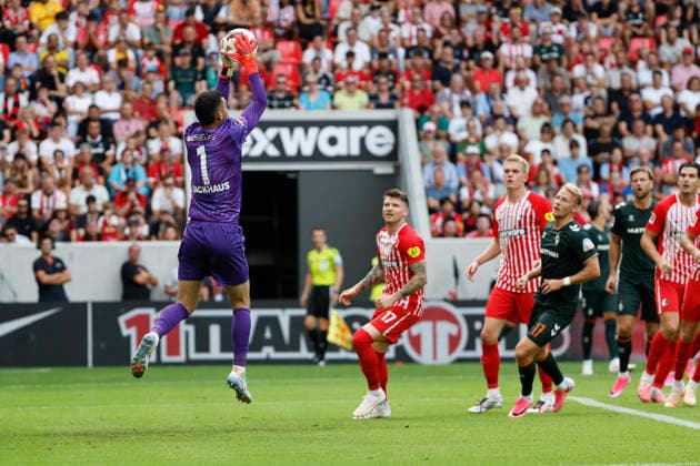 Mio Backhaus (SC Freiburg, 01) am Ball , Deutschland, Fussball, 1. Bundesliga, 1.Spieltag, 2026 2027, SC Freiburg vs. SV Werder Bremen, 30.08.2026, Freiburg im Breisgau Europa-Park Stadion Deutschland *** Mio Backhaus, SC Freiburg, No. 1 on the Ball, Germany, Soccer, Bundesliga 1, Matchday 1, 2026–2027, SC Freiburg vs. SV Werder Bremen, August 30, 2026, Freiburg im Breisgau, Europa-Park Stadium, Germany Copyright: xGrantxHubbsx