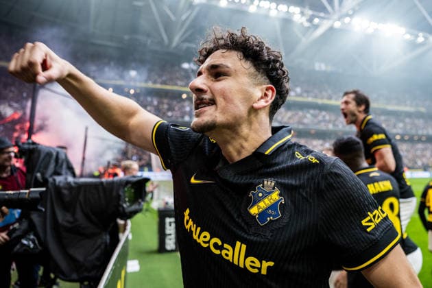 260830 AIKs Oskar Pukelis jublar efter 3-2 under fotbollsmatchen i Allsvenskan mellan AIK och Hammarby den 30 augusti 2026 i Stockholm. Copyright: JESPERxZERMAN BB260830JZ061