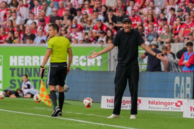 1. Bundesliga: SC Freiburg vs SV Werder Bremen, 30.08.2026 Julian Schuster (SC Freiburg, Trainer) an der Seitenlinie der die Entscheidung von Daniel Siebert (Schiedsrichter) nicht versteht 1. Bundesliga: SC Freiburg vs SV Werder Bremen, Europa-Park-Stadion, 30.08.2026 DFB DFL REGULATIONS PROHIBIT ANY USE OF PHOTOGRAPHS AS IMAGE SEQUENCES AND OR QUASI-VIDEO. *** 1 Bundesliga: SC Freiburg vs. SV Werder Bremen, August 30, 2026. Julian Schuster, SC Freiburg’s coach, stands on the sideline, unable to understand referee Daniel Siebert’s decision. 1 Bundesliga: SC Freiburg vs. SV Werder Bremen, Europa-Park Stadium, August 30, 2026. DFB and DFL regulations prohibit any use of photographs as image sequences and or quasi-video. Copyright: xBEAUTIFULxSPORTS Boscox