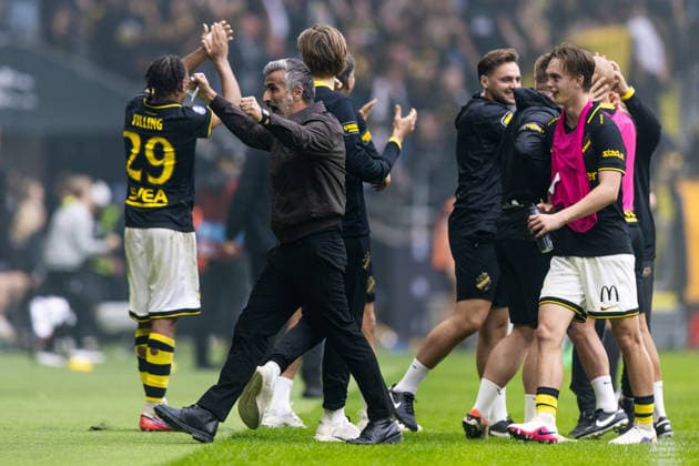 260830 AIKs tränare JosÃ Riveiro jublar efter 3-2 under fotbollsmatchen i Allsvenskan mellan AIK och Hammarby den 30 augusti 2026 i Stockholm. Copyright: CAISAxRASMUSSEN BB260830CR036