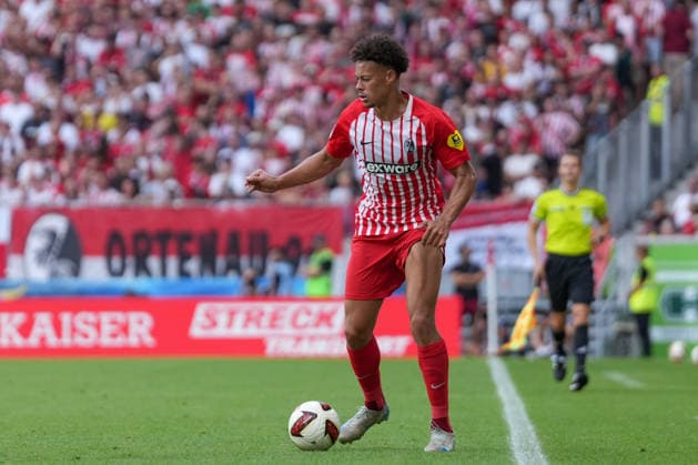 Derry Scherhant (SC Freiburg, 07) am Ball , Deutschland, Fussball, 1. Bundesliga, 1.Spieltag, 2026 2027, SC Freiburg vs. SV Werder Bremen, 30.08.2026, Europa-Park Stadion, Freiburg Freiburg Europa-Park Stadion Baden-Württemberg Deutschland *** Derry Scherhant SC Freiburg, 07 on the Ball, Germany, Soccer, Bundesliga 1, Matchday 1, 2026–2027, SC Freiburg vs. SV Werder Bremen, August 30, 2026, Europa-Park Stadium, Freiburg, Freiburg, Europa-Park Stadium, Baden-Württemberg, Germany Copyright: xArnexAmbergx