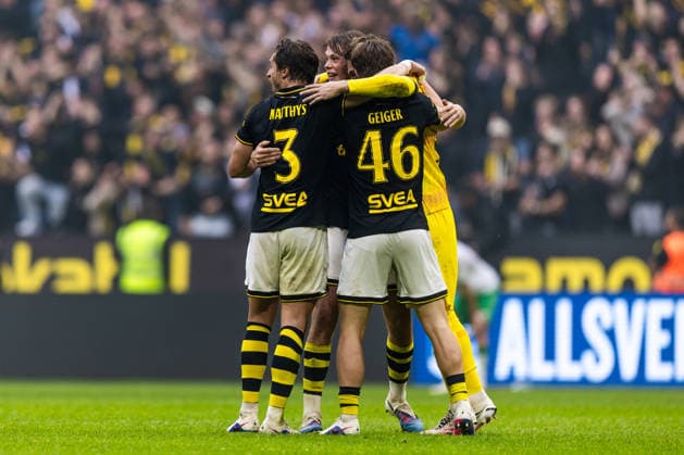 260830 AIKs HervÃ Matthys, Yannick Geiger och malvakt Kristoffer Nordfeldt jublar efter fotbollsmatchen i Allsvenskan mellan AIK och Hammarby den 30 augusti 2026 i Stockholm. Copyright: CAISAxRASMUSSEN BB260830CR040