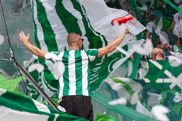 Deutschland: Fussball Bundesliga Saison 2026 - 2027, 1. Spieltag - SC Freiburg vs Werder Bremen - Europa Park Stadion (Freiburg): Fankurve von Werder Bremen im Stadion: Vorsänger mit Megafon vor dicht gedrängten Fans, umgeben von großen grün-weißen Schwenkfahnen. Grüner Rauch, Konfetti und Luftschlangen prägen die Choreographie. Zuschauer, Fans, Ultras, Supporter, Tribüne, Fanblock, Fankultur, Fanchoreo, Choreographie, Fahnenmeer, Megafon, Rauch, Pyrotechnik, Konfetti, Stimmung, Emotionen. *** Germany Soccer Bundesliga 2026–2027 Season, Matchday 1: SC Freiburg vs. Werder Bremen at Europa-Park Stadium in Freiburg. Werder Bremen fan section in the stadium; a lead singer with a megaphone in front of a densely packed crowd of fans, surrounded by large green-and-white waving flags. Green smoke, confetti, and streamers characterize the choreography. Spectators, fans, ultras, supporters, stands, fan section, fan culture, fan choreography, choreography, sea of flags, megaphone, smoke, pyrotechnics, confetti, atmosphere, emotions Copyright: xJOERANxSTEINSIEKx