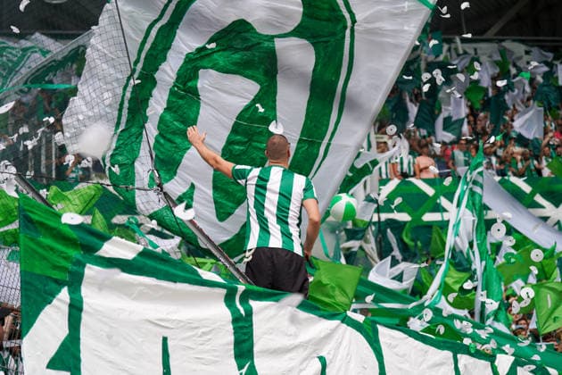 Deutschland: Fussball Bundesliga Saison 2026 - 2027, 1. Spieltag - SC Freiburg vs Werder Bremen - Europa Park Stadion (Freiburg): Fankurve von Werder Bremen im Stadion: Vorsänger mit Megafon vor dicht gedrängten Fans, umgeben von großen grün-weißen Schwenkfahnen. Grüner Rauch, Konfetti und Luftschlangen prägen die Choreographie. Zuschauer, Fans, Ultras, Supporter, Tribüne, Fanblock, Fankultur, Fanchoreo, Choreographie, Fahnenmeer, Megafon, Rauch, Pyrotechnik, Konfetti, Stimmung, Emotionen. *** Germany Soccer Bundesliga 2026–2027 Season, Matchday 1: SC Freiburg vs. Werder Bremen at Europa-Park Stadium in Freiburg. Werder Bremen fan section in the stadium; a lead singer with a megaphone in front of a densely packed crowd of fans, surrounded by large green-and-white waving flags. Green smoke, confetti, and streamers characterize the choreography. Spectators, fans, ultras, supporters, stands, fan section, fan culture, fan choreography, choreography, sea of flags, megaphone, smoke, pyrotechnics, confetti, atmosphere, emotions Copyright: xJOERANxSTEINSIEKx
