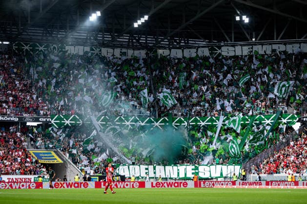 30.08.2026, GER, Fussball, Herren, 1. Bundesliga, Saison 2026 2027, 1. Spieltag, SC Freiburg vs. SV Werder Bremen Fans Ultras des SVW im Gästeblock mit Choreo und Pyrotechnik, DFB DFL regulations prohibit any use of photographs as image sequences and or quasi-video Freiburg Europapark Stadion Baden-Württemberg Deutschland *** August 30, 2026, GER, Soccer, Men s, Bundesliga 1, 2026–2027 Season, Matchday 1, SC Freiburg vs. SV Werder Bremen: SVW ultras in the visitors section with choreographed displays and pyrotechnics. DFB and DFL regulations prohibit any use of photographs as image sequences and or quasi-video. Freiburg Europapark Stadium, Baden-Württemberg, Germany Copyright: xNordphoto Memmlerx