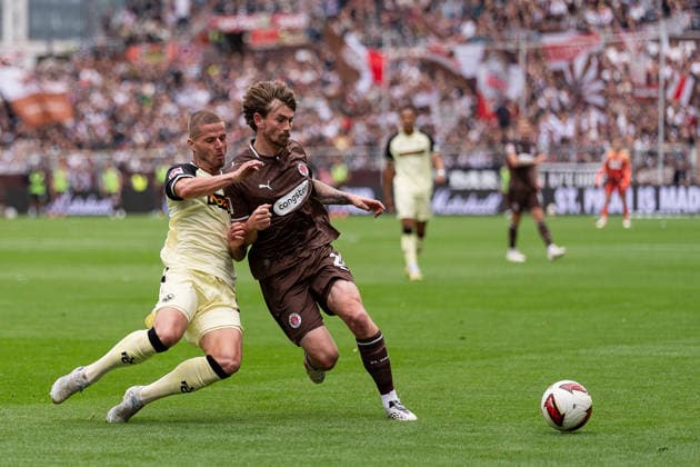 Jan Elvedi (1. FC Kaiserslautern, 33) im Zweikampf mit Connor Metcalfe (FC St. Pauli, 24), GER, FC St. Pauli vs. 1. FC Kaiserslautern, Fussball, 2. Bundesliga, Spieltag 3, Saison 2026 2027, 30.08.2026 DFL REGULATIONS PROHIBIT ANY USE OF PHOTOGRAPHS AS IMAGE SEQUENCES AND OR QUASI-VIDEO GER, FC St. Pauli vs. 1. FC Kaiserslautern, Fussball, 2. Bundesliga, Spieltag 3, Saison 2026 2027, 30.08.2026 Hamburg *** Jan Elvedi, 1 FC Kaiserslautern, 33, in a tackle with Connor Metcalfe, FC St. Pauli, 24, GER, FC St. Pauli vs. 1 FC Kaiserslautern, soccer, 2. Bundesliga, Matchday 3, 2026–2027 season, August 30, 2026 DFL regulations prohibit any use of photographs as image sequences and or quasi-video, GER, FC St. Pauli vs. 1. FC Kaiserslautern, soccer, 2. Bundesliga, Matchday 3, 2026–2027 season, August 30, 2026, Hamburg Copyright: xEibner-Pressefoto MaxxVincenx EP_MVN