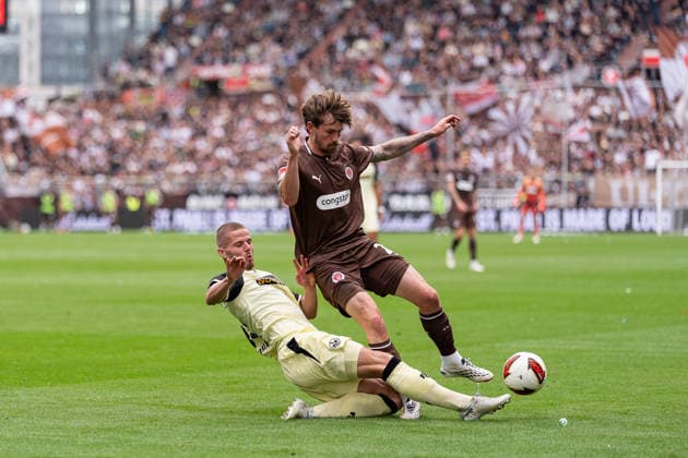 Jan Elvedi (1. FC Kaiserslautern, 33) im Zweikampf mit Connor Metcalfe (FC St. Pauli, 24), GER, FC St. Pauli vs. 1. FC Kaiserslautern, Fussball, 2. Bundesliga, Spieltag 3, Saison 2026 2027, 30.08.2026 DFL REGULATIONS PROHIBIT ANY USE OF PHOTOGRAPHS AS IMAGE SEQUENCES AND OR QUASI-VIDEO GER, FC St. Pauli vs. 1. FC Kaiserslautern, Fussball, 2. Bundesliga, Spieltag 3, Saison 2026 2027, 30.08.2026 Hamburg *** Jan Elvedi, 1 FC Kaiserslautern, 33, in a tackle with Connor Metcalfe, FC St. Pauli, 24, GER, FC St. Pauli vs. 1 FC Kaiserslautern, soccer, 2. Bundesliga, Matchday 3, 2026–2027 season, August 30, 2026 DFL regulations prohibit any use of photographs as image sequences and or quasi-video, GER, FC St. Pauli vs. 1. FC Kaiserslautern, soccer, 2. Bundesliga, Matchday 3, 2026–2027 season, August 30, 2026, Hamburg Copyright: xEibner-Pressefoto MaxxVincenx EP_MVN