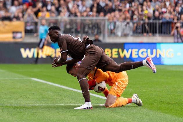 Abdoulie Ceesay (FC St. Pauli, 09) Zusammenprall mit Torwart Julian Krahl (1. FC Kaiserslautern, 01), GER, FC St. Pauli vs. 1. FC Kaiserslautern, Fussball, 2. Bundesliga, Spieltag 3, Saison 2026 2027, 30.08.2026 DFL REGULATIONS PROHIBIT ANY USE OF PHOTOGRAPHS AS IMAGE SEQUENCES AND OR QUASI-VIDEO GER, FC St. Pauli vs. 1. FC Kaiserslautern, Fussball, 2. Bundesliga, Spieltag 3, Saison 2026 2027, 30.08.2026 Hamburg *** Abdoulie Ceesay, FC St. Pauli, 09—Collision with goalkeeper Julian Krahl, 1. FC Kaiserslautern, 01, GER, FC St. Pauli vs. 1 FC Kaiserslautern, soccer, 2. Bundesliga, Matchday 3, 2026–2027 season, August 30, 2026 DFL regulations prohibit any use of photographs as image sequences and or quasi-video GER, FC St. Pauli vs. 1. FC Kaiserslautern, Soccer, 2. Bundesliga, Matchday 3, 2026–2027 Season, August 30, 2026, Hamburg Copyright: xEibner-Pressefoto MaxxVincenx EP_MVN