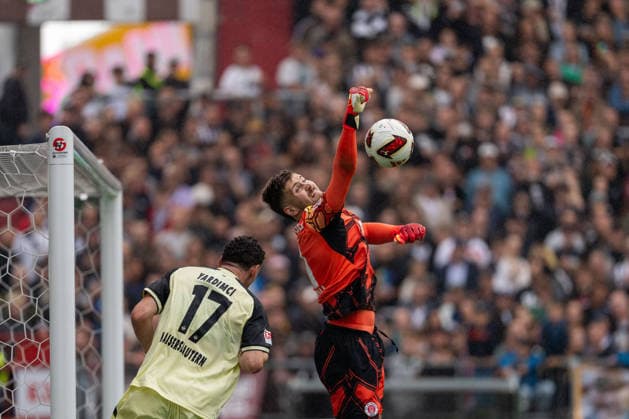Torwart Ben Voll (FC St. Pauli, 01) klart vor Erencan Yardimci (1. FC Kaiserslautern, 17), Parade, GER, FC St. Pauli vs. 1. FC Kaiserslautern, Fussball, 2. Bundesliga, Spieltag 3, Saison 2026 2027, 30.08.2026 DFL REGULATIONS PROHIBIT ANY USE OF PHOTOGRAPHS AS IMAGE SEQUENCES AND OR QUASI-VIDEO GER, FC St. Pauli vs. 1. FC Kaiserslautern, Fussball, 2. Bundesliga, Spieltag 3, Saison 2026 2027, 30.08.2026 Hamburg *** Goalkeeper Ben Voll, FC St. Pauli, 01, makes a clear save against Erencan Yardimci, 1, FC Kaiserslautern, 17, GER, FC St. Pauli vs. 1 FC Kaiserslautern, Soccer, 2. Bundesliga, Matchday 3, 2026–2027 Season, August 30, 2026 DFL regulations prohibit any use of photographs as image sequences and or quasi-video, GER, FC St. Pauli vs. 1 FC Kaiserslautern, soccer, 2. Bundesliga, Matchday 3, 2026–2027 season, August 30, 2026, Hamburg Copyright: xEibner-Pressefoto MaxxVincenx EP_MVN