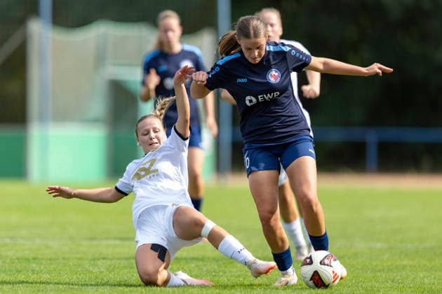Regionalliga Nordost Frauen: 1. FFC Turbine Potsdam II vs. 1. FFV Erfurt; Potsdam; 30.08.2026 Kira Hasenbein ( 15; 1. FFV Erfurt) gegen Lilly Wedler ( 16; 1. FFC Turbine Potsdam II) Regionalliga Nordost Frauen: 1. FFC Turbine Potsdam II vs. 1. FFV Erfurt; Sportforum Potsdam Waldstadt Schlaatz; 30.08.2026 Copyright: xBEAUTIFULxSPORTS Duehringx