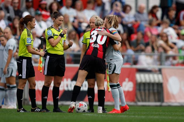 Fußball I Frauen I Bundesliga I Saison 2026-2027 I 2. Spieltag I Bayer 04 Leverkusen - VfL Wolfsburg I 30.08.2026 Carolin Simon (30, Bayer 04 Leverkusen) und Janina Minge (6, VfL Wolfsburg) begrüßen sich auf dem Platz. Leverkusen Ulrich-Haberland-Stadion Niedersachsen Deutschland *** Soccer I Women s I Bundesliga I 2026–2027 Season I Matchday 2 I Bayer 04 Leverkusen vs. VfL Wolfsburg I August 30, 2026 Carolin Simon (30), Bayer 04 Leverkusen, and Janina Minge (6), VfL Wolfsburg greet each other on the field at the Ulrich Haberland Stadium in Leverkusen, Lower Saxony, Germany Copyright: xLobeca CedricxSiefkerx