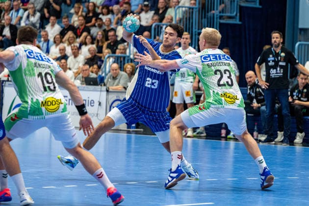 Opel Handball Bundesliga, VfL Gummersbach - SC Magdeburg, 30.08.2026 Nikola RoganoviÄ‡ (VfL Gummersbach 23), Magnus Saugstrup (SC Magdeburg 23), ; Opel Handball Bundesliga, VfL Gummersbach - SC Magdeburg, 30.08.2026 Copyright: xBEAUTIFULxSPORTS Erlhofx