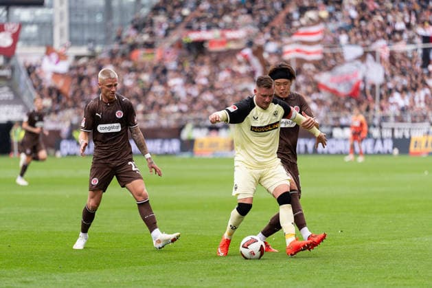 Marlon Ritter (1. FC Kaiserslautern, 07) im Zweikampf mit Tomoya Ando (FC St. Pauli, 15), Louis Oppie (FC St. Pauli, 23), GER, FC St. Pauli vs. 1. FC Kaiserslautern, Fussball, 2. Bundesliga, Spieltag 3, Saison 2026 2027, 30.08.2026 DFL REGULATIONS PROHIBIT ANY USE OF PHOTOGRAPHS AS IMAGE SEQUENCES AND OR QUASI-VIDEO GER, FC St. Pauli vs. 1. FC Kaiserslautern, Fussball, 2. Bundesliga, Spieltag 3, Saison 2026 2027, 30.08.2026 Hamburg *** Marlon Ritter (1 FC Kaiserslautern), 07, in a tackle with Tomoya Ando (FC St. Pauli), 15, and Louis Oppie (FC St. Pauli), 23, GER, FC St. Pauli vs. 1 FC Kaiserslautern, Soccer, 2. Bundesliga, Matchday 3, 2026–2027 Season, August 30, 2026 DFL regulations prohibit any use of photographs as image sequences and or quasi-video, GER, FC St. Pauli vs. 1. FC Kaiserslautern, Soccer, 2. Bundesliga, Matchday 3, 2026–2027 Season, August 30, 2026, Hamburg Copyright: xEibner-Pressefoto MaxxVincenx EP_MVN