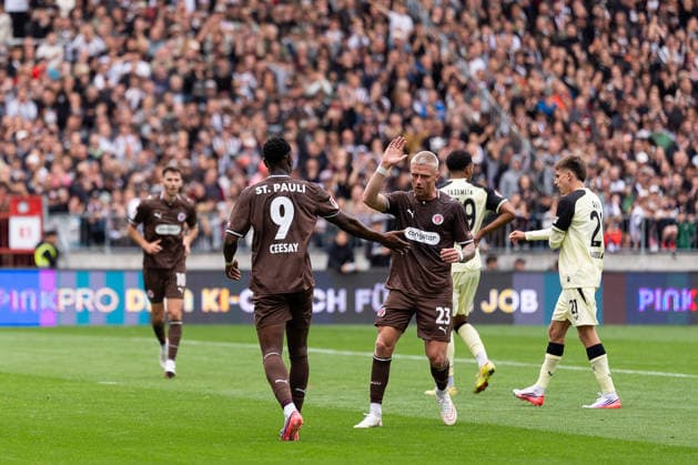 Abdoulie Ceesay (FC St. Pauli, 09) und Louis Oppie (FC St. Pauli, 23), GER, FC St. Pauli vs. 1. FC Kaiserslautern, Fussball, 2. Bundesliga, Spieltag 3, Saison 2026 2027, 30.08.2026 DFL REGULATIONS PROHIBIT ANY USE OF PHOTOGRAPHS AS IMAGE SEQUENCES AND OR QUASI-VIDEO GER, FC St. Pauli vs. 1. FC Kaiserslautern, Fussball, 2. Bundesliga, Spieltag 3, Saison 2026 2027, 30.08.2026 Hamburg *** Abdoulie Ceesay, FC St. Pauli, 09, and Louis Oppie, FC St. Pauli, 23, GER, FC St. Pauli vs. 1. FC Kaiserslautern, soccer, 2. Bundesliga, Matchday 3, 2026–2027 season, August 30, 2026 DFL regulations prohibit any use of photographs as image sequences and or quasi-video, GER, FC St. Pauli vs. 1. FC Kaiserslautern, Soccer, 2. Bundesliga, Matchday 3, 2026–2027 Season, August 30, 2026, Hamburg Copyright: xEibner-Pressefoto MaxxVincenx EP_MVN
