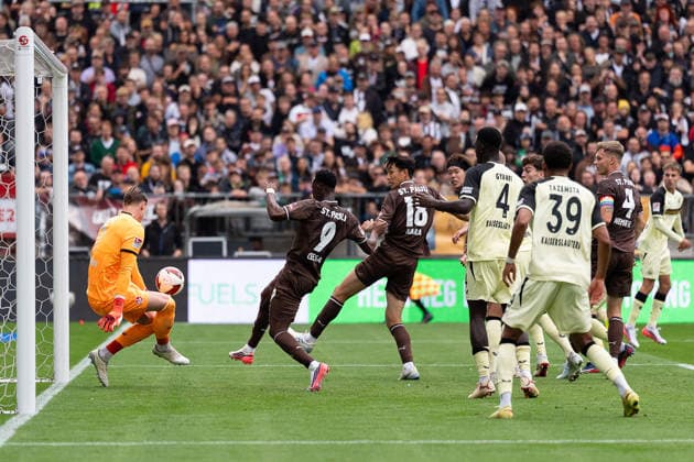 Torwart Julian Krahl (1. FC Kaiserslautern, 01) Parade, Abdoulie Ceesay (FC St. Pauli, 09), Taichi Hara (FC St. Pauli, 18), GER, FC St. Pauli vs. 1. FC Kaiserslautern, Fussball, 2. Bundesliga, Spieltag 3, Saison 2026 2027, 30.08.2026 DFL REGULATIONS PROHIBIT ANY USE OF PHOTOGRAPHS AS IMAGE SEQUENCES AND OR QUASI-VIDEO GER, FC St. Pauli vs. 1. FC Kaiserslautern, Fussball, 2. Bundesliga, Spieltag 3, Saison 2026 2027, 30.08.2026 Hamburg *** Goalkeeper Julian Krahl, 1. FC Kaiserslautern, 01 Save, Abdoulie Ceesay, FC St. Pauli, 09, Taichi Hara, FC St. Pauli, 18, GER, FC St. Pauli vs. 1 FC Kaiserslautern, Soccer, 2. Bundesliga, Matchday 3, 2026–2027 Season, August 30, 2026 DFL regulations prohibit any use of photographs as image sequences and or quasi-video (GER), FC St. Pauli vs. 1. FC Kaiserslautern, soccer, 2. Bundesliga, Matchday 3, 2026–2027 season, August 30, 2026, Hamburg Copyright: xEibner-Pressefoto MaxxVincenx EP_MVN