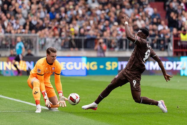 Torwart Julian Krahl (1. FC Kaiserslautern, 01) Parade vor Abdoulie Ceesay (FC St. Pauli, 09), GER, FC St. Pauli vs. 1. FC Kaiserslautern, Fussball, 2. Bundesliga, Spieltag 3, Saison 2026 2027, 30.08.2026 DFL REGULATIONS PROHIBIT ANY USE OF PHOTOGRAPHS AS IMAGE SEQUENCES AND OR QUASI-VIDEO GER, FC St. Pauli vs. 1. FC Kaiserslautern, Fussball, 2. Bundesliga, Spieltag 3, Saison 2026 2027, 30.08.2026 Hamburg *** Goalkeeper Julian Krahl, 1 FC Kaiserslautern, 01 save against Abdoulie Ceesay, FC St. Pauli, 09, GER, FC St. Pauli vs. 1 FC Kaiserslautern, Soccer, 2. Bundesliga, Matchday 3, 2026–2027 season, August 30, 2026 DFL regulations prohibit any use of photographs as image sequences and or quasi-video, GER, FC St. Pauli vs. 1. FC Kaiserslautern, soccer, 2. Bundesliga, Matchday 3, 2026–2027 season, August 30, 2026, Hamburg Copyright: xEibner-Pressefoto MaxxVincenx EP_MVN