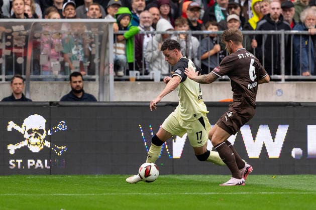 Erencan Yardimci (1. FC Kaiserslautern, 17) im Dribbling gegen Marcus Mathisen (FC St. Pauli, 06), GER, FC St. Pauli vs. 1. FC Kaiserslautern, Fussball, 2. Bundesliga, Spieltag 3, Saison 2026 2027, 30.08.2026 DFL REGULATIONS PROHIBIT ANY USE OF PHOTOGRAPHS AS IMAGE SEQUENCES AND OR QUASI-VIDEO GER, FC St. Pauli vs. 1. FC Kaiserslautern, Fussball, 2. Bundesliga, Spieltag 3, Saison 2026 2027, 30.08.2026 Hamburg *** Erencan Yardimci, 1 FC Kaiserslautern, 17, dribbling past Marcus Mathisen, FC St. Pauli, 06, GER, FC St. Pauli vs. 1 FC Kaiserslautern, soccer, 2. Bundesliga, Matchday 3, 2026–2027 season, August 30, 2026 DFL regulations prohibit any use of photographs as image sequences and or quasi-video, GER, FC St. Pauli vs. 1. FC Kaiserslautern, Soccer, 2. Bundesliga, Matchday 3, 2026–2027 Season, August 30, 2026, Hamburg Copyright: xEibner-Pressefoto MaxxVincenx EP_MVN