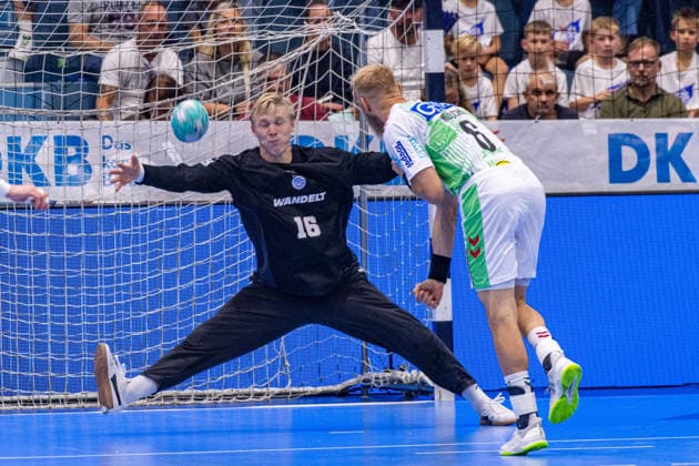 Opel Handball Bundesliga, VfL Gummersbach - SC Magdeburg, 30.08.2026 Bertram Obling (VfL Gummersbach 16), Matthias Musche (SC Magdeburg 6), ; Opel Handball Bundesliga, VfL Gummersbach - SC Magdeburg, 30.08.2026 Copyright: xBEAUTIFULxSPORTS Erlhofx