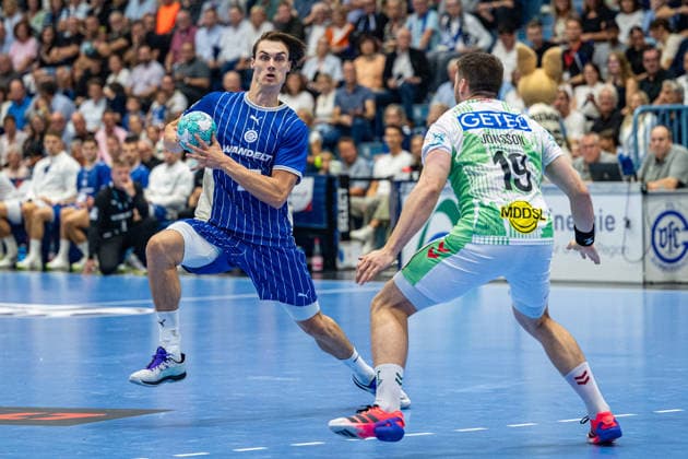 Opel Handball Bundesliga, VfL Gummersbach - SC Magdeburg, 30.08.2026 Miro Schluroff (VfL Gummersbach 15), Elvar Örn Jonsson (SC Magdeburg 19), ; Opel Handball Bundesliga, VfL Gummersbach - SC Magdeburg, 30.08.2026 Copyright: xBEAUTIFULxSPORTS Erlhofx