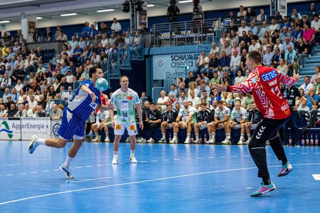 Opel Handball Bundesliga, VfL Gummersbach - SC Magdeburg, 30.08.2026 Nikola RoganoviÄ‡ (VfL Gummersbach 23), Matej Mandic (SC Magdeburg 12), ; Opel Handball Bundesliga, VfL Gummersbach - SC Magdeburg, 30.08.2026 Copyright: xBEAUTIFULxSPORTS Erlhofx