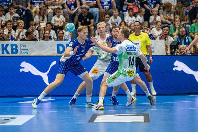 Opel Handball Bundesliga, VfL Gummersbach - SC Magdeburg, 30.08.2026 Ellidi Vidarsson (VfL Gummersbach 4), Tom Kiesler (VfL Gummersbach 30), Omar Ingi Magnusson (SC Magdeburg 14), ; Opel Handball Bundesliga, VfL Gummersbach - SC Magdeburg, 30.08.2026 Copyright: xBEAUTIFULxSPORTS Erlhofx