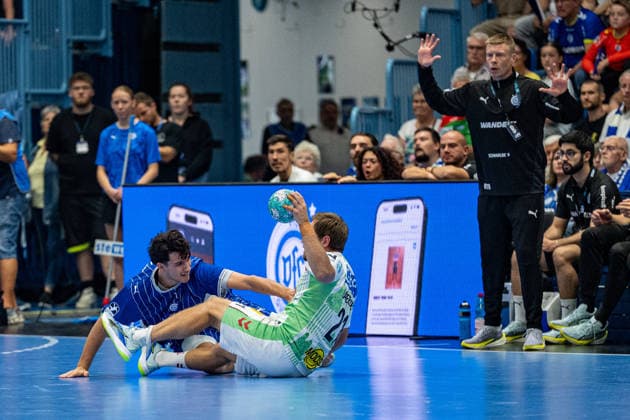 Opel Handball Bundesliga, VfL Gummersbach - SC Magdeburg, 30.08.2026 Nikola RoganoviÄ‡ (VfL Gummersbach 23), Albin Lagergren (SC Magdeburg 21), Gudjon Valur Sigurdsson (Trainer des VfL Gummersbach) ; Opel Handball Bundesliga, VfL Gummersbach - SC Magdeburg, 30.08.2026 Copyright: xBEAUTIFULxSPORTS Erlhofx