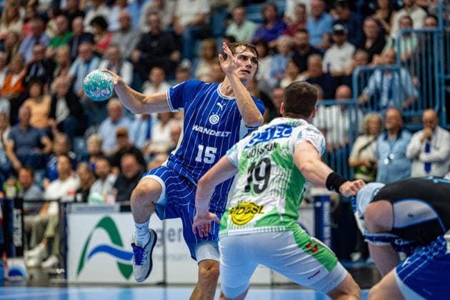 Opel Handball Bundesliga, VfL Gummersbach - SC Magdeburg, 30.08.2026 Miro Schluroff (VfL Gummersbach 15), Elvar Örn Jonsson (SC Magdeburg 19), ; Opel Handball Bundesliga, VfL Gummersbach - SC Magdeburg, 30.08.2026 Copyright: xBEAUTIFULxSPORTS Erlhofx