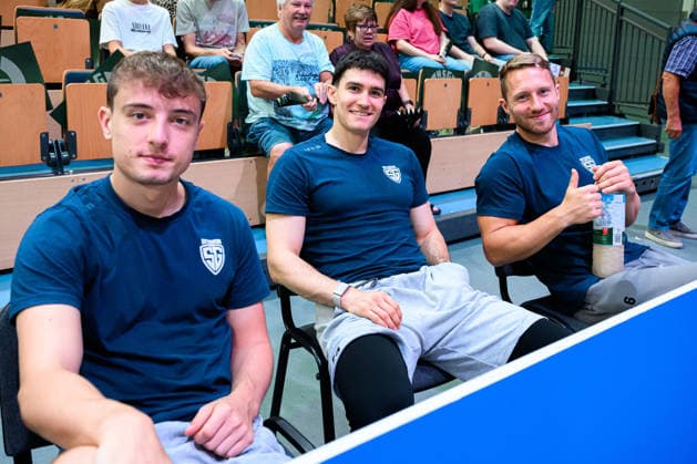 Wetzlar: HBL - 26 27 - HSG Wetzlar - SG BBM Bietigheim v.li. die verletzten Nico Bacani und Moritz Strosack mit Neuzugang Lukas Wucherpfennig (Bietigheim) Wetzlar Buderus Arena Deutschland