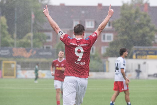 Fußball, Saison 2026 27, Regionalliga Nord, Hamburger SV II U21, U 21 - FC Eintracht Norderstedt, Stadion Hoheluft (Hamburg), 30.08.2026, 6. Spieltag Lukas Felix Krüger ( 9, EN03) streckt die Arme jubelnd in die Luft