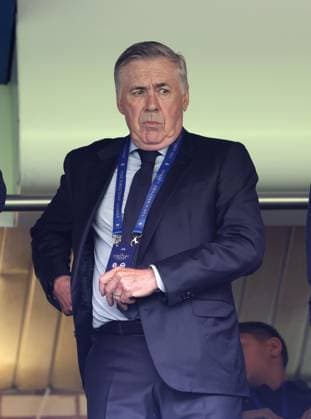 Premier League - Chelsea v Brighton & Hove Albion LONDON, ENGLAND, AUGUST 30: Carlo Ancelotti manager of Brazil national team, Nationalteam watches on during the Premier League match between Chelsea v Brighton & Hove Albion at Stamford Bridge Stadium, London, England, on August 30. (Photo by Daniel Weir) London Stamford Bridge Stadium England Copyright: xDanielxWeir SportsxPressxPhotox Sportspressphoto_SPR219671