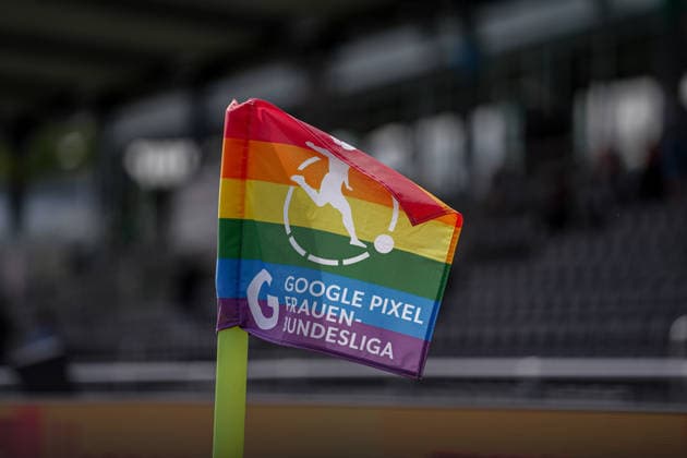 Deutschland: Fussball Saison 2026 2027 , Google Pixel Frauen-Bundesliga , 2. Spieltag , Eintracht Frankfurt Frauen vs. 1. FC Nürnberg Frauen - Stadion am Brentanobad (Frankfurt am Main) : Eckfahne, Fahne, Ecke, Symbol, Wappen, Logo Frankfurt am Main Stadion am Brentanobad Deutschland Germany *** Germany Soccer Season 2026–2027, Google Pixel Women s Bundesliga, Matchday 2, Eintracht Frankfurt Women vs. 1. FC Nürnberg Women, Stadion am Brentanobad, Frankfurt am Main, Corner flag, Flag, Corner, Symbol, Coat of arms, Logo, Frankfurt am Main, Stadion am Brentanobad, Germany Copyright: xBennetxLongx