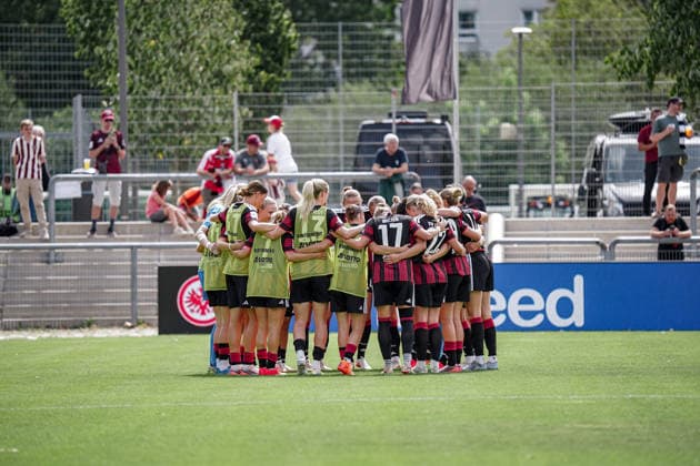 Deutschland: Fussball Saison 2026 2027 , Google Pixel Frauen-Bundesliga , 2. Spieltag , Eintracht Frankfurt Frauen vs. 1. FC Nürnberg Frauen - Stadion am Brentanobad (Frankfurt am Main) : Mannschaftskreis vor dem Spiel Frankfurt am Main Stadion am Brentanobad Deutschland Germany *** Germany Soccer Season 2026–2027, Google Pixel Women s Bundesliga, Matchday 2, Eintracht Frankfurt Women vs. 1. FC Nürnberg Women, Stadion am Brentanobad, Frankfurt am Main, Team huddle before the game, Frankfurt am Main, Stadion am Brentanobad, Germany Copyright: xBennetxLongx