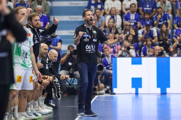 30.08.2026, xgox, Handball - Opel HBL VfL Gummersbach - SC Magdeburg emspor, v.l. Bennet Wiegert (Magdeburg, Trainer) Jubel, Torjubel, jubelt ueber das Tor, celebrate the goal, celebration Gummersbach