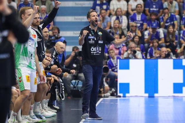30.08.2026, xgox, Handball - Opel HBL VfL Gummersbach - SC Magdeburg emspor, v.l. Bennet Wiegert (Magdeburg, Trainer) Jubel, Torjubel, jubelt ueber das Tor, celebrate the goal, celebration Gummersbach