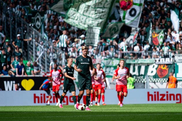 30.08.2026, GER, Fussball, Herren, 1. Bundesliga, Saison 2026 2027, 1. Spieltag, SC Freiburg vs. SV Werder Bremen Niclas Füllkrug ( Werder Bremen, 10 ) ärgert sich über das Tor Gegentor zum 1:0, dahinter Fans Zuschauer im Gästeblock, DFB DFL regulations prohibit any use of photographs as image sequences and or quasi-video Freiburg Europapark Stadion Baden-Württemberg Deutschland *** August 30, 2026, GER, Soccer, Men s, Bundesliga 1, 2026–2027 Season, Matchday 1, SC Freiburg vs. SV Werder Bremen; Niclas Füllkrug of Werder Bremen is frustrated after conceding the goal that made the score 1–0, with fans in the visitors’ section behind him, DFB and DFL regulations prohibit any use of photographs as image sequences and or quasi-video. Freiburg, Europapark Stadium, Baden-Württemberg, Germany Copyright: xNordphoto Memmlerx