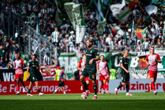 30.08.2026, GER, Fussball, Herren, 1. Bundesliga, Saison 2026 2027, 1. Spieltag, SC Freiburg vs. SV Werder Bremen Niclas Füllkrug ( Werder Bremen, 10 ) ärgert sich über das Tor Gegentor zum 1:0, dahinter Fans Zuschauer im Gästeblock, DFB DFL regulations prohibit any use of photographs as image sequences and or quasi-video Freiburg Europapark Stadion Baden-Württemberg Deutschland *** August 30, 2026, GER, Soccer, Men s, Bundesliga 1, 2026–2027 Season, Matchday 1, SC Freiburg vs. SV Werder Bremen; Niclas Füllkrug of Werder Bremen is frustrated after conceding the goal that made the score 1–0, with fans in the visitors’ section behind him, DFB and DFL regulations prohibit any use of photographs as image sequences and or quasi-video. Freiburg, Europapark Stadium, Baden-Württemberg, Germany Copyright: xNordphoto Memmlerx