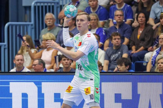 30.08.2026, xgox, Handball - Opel HBL VfL Gummersbach - SC Magdeburg emspor, v.l. Gisli Thorgeir Kristjansson (Magdeburg, 10) am Ball, plays the ball Gummersbach