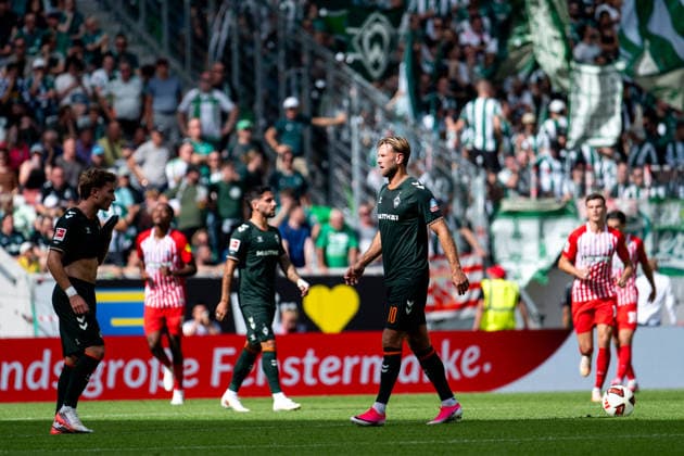 30.08.2026, GER, Fussball, Herren, 1. Bundesliga, Saison 2026 2027, 1. Spieltag, SC Freiburg vs. SV Werder Bremen Niclas Füllkrug ( Werder Bremen, 10 ) ärgert sich über das Tor Gegentor zum 1:0, dahinter Fans Zuschauer im Gästeblock, DFB DFL regulations prohibit any use of photographs as image sequences and or quasi-video Freiburg Europapark Stadion Baden-Württemberg Deutschland *** August 30, 2026, GER, Soccer, Men s, Bundesliga 1, 2026–2027 Season, Matchday 1, SC Freiburg vs. SV Werder Bremen; Niclas Füllkrug of Werder Bremen is frustrated after conceding the goal that made the score 1–0, with fans in the visitors’ section behind him, DFB and DFL regulations prohibit any use of photographs as image sequences and or quasi-video. Freiburg, Europapark Stadium, Baden-Württemberg, Germany Copyright: xNordphoto Memmlerx